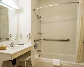 Double Room with Two Double Beds - Disability Access/Non-Smoking | Badrum | Badkar/dusch, hårtork och handdukar