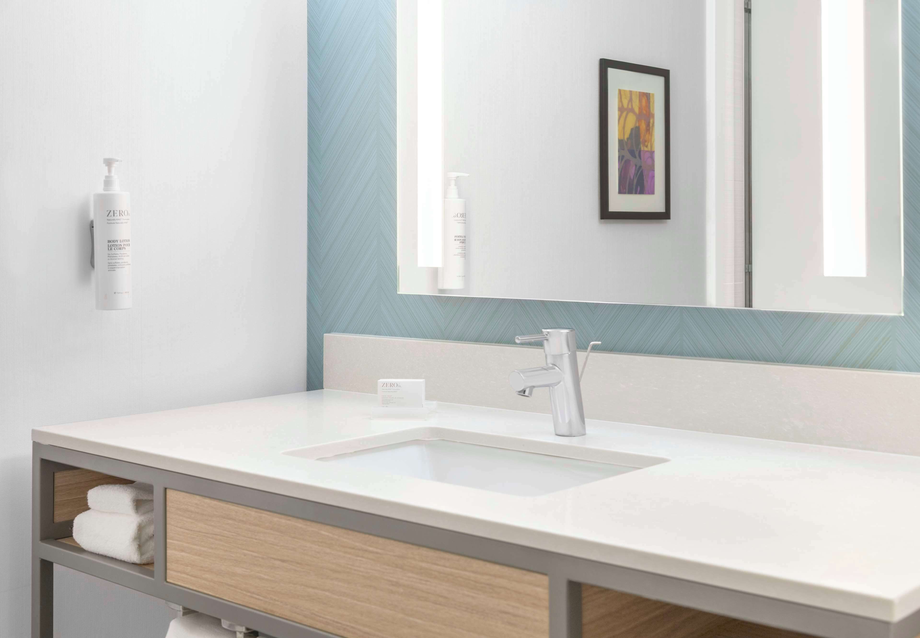 combined shower/bathtub, hydromassage showerhead