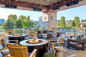 2 piscinas al aire libre, sombrillas, sillones reclinables de piscina