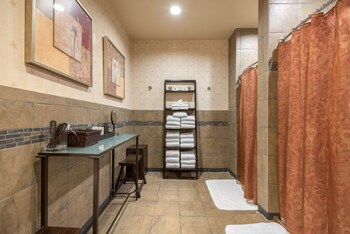 Couples treatment rooms, body treatments, aromatherapy at Omni Interlocken
