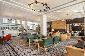 Lobby sitting area - Omni Interlocken (Broomfield)