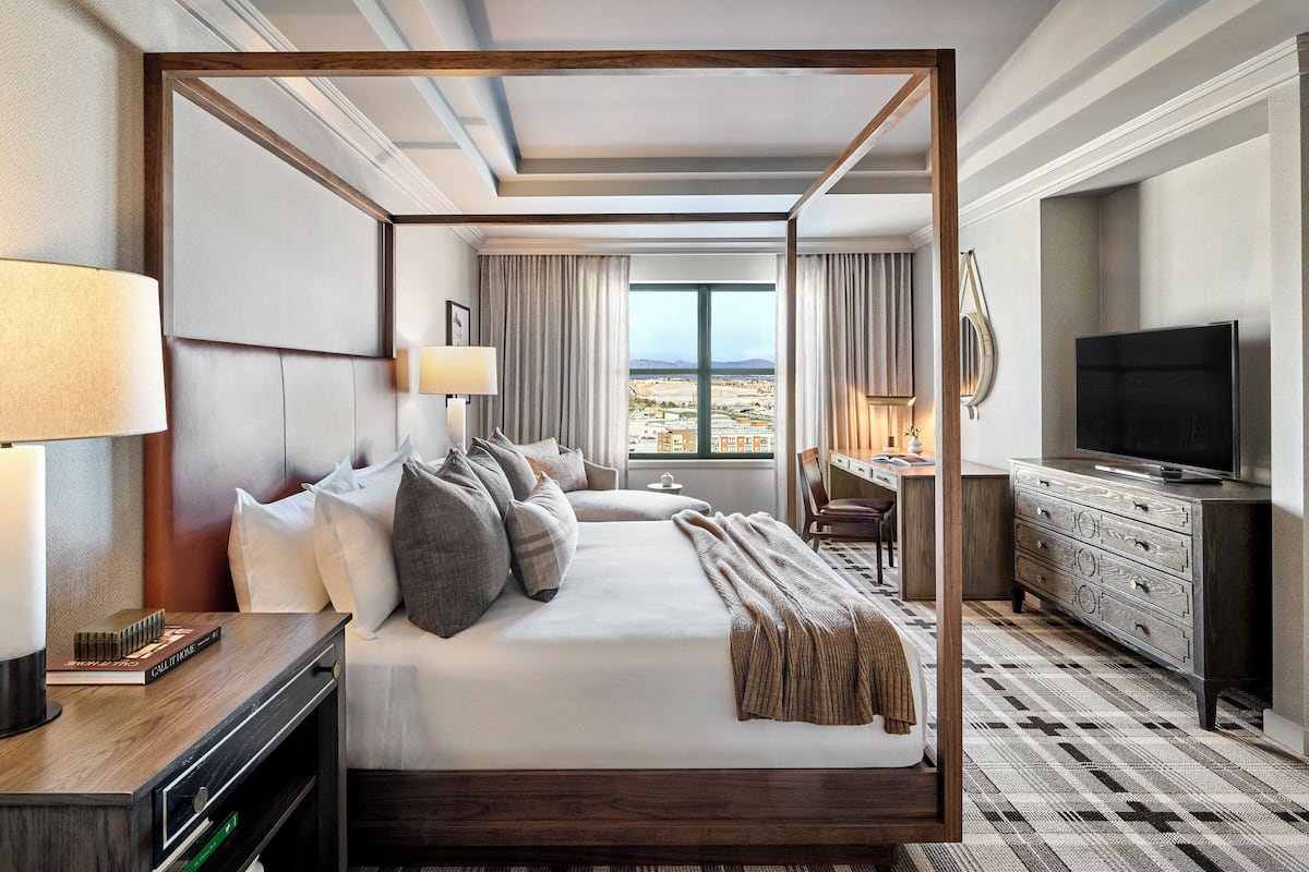 premium bedding, in-room safe, desk, laptop workspace