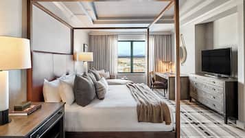 Luxe beddengoed, een kluis op de kamer, een bureau, een laptopwerkplek