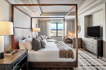 Hotel amenities such as safe, desk and work area at Omni Interlocken