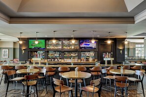Sports bar, pool views, open daily - Omni Interlocken (Broomfield)