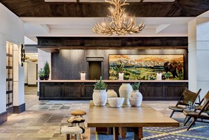 运动酒吧、泳池景观、每天营业