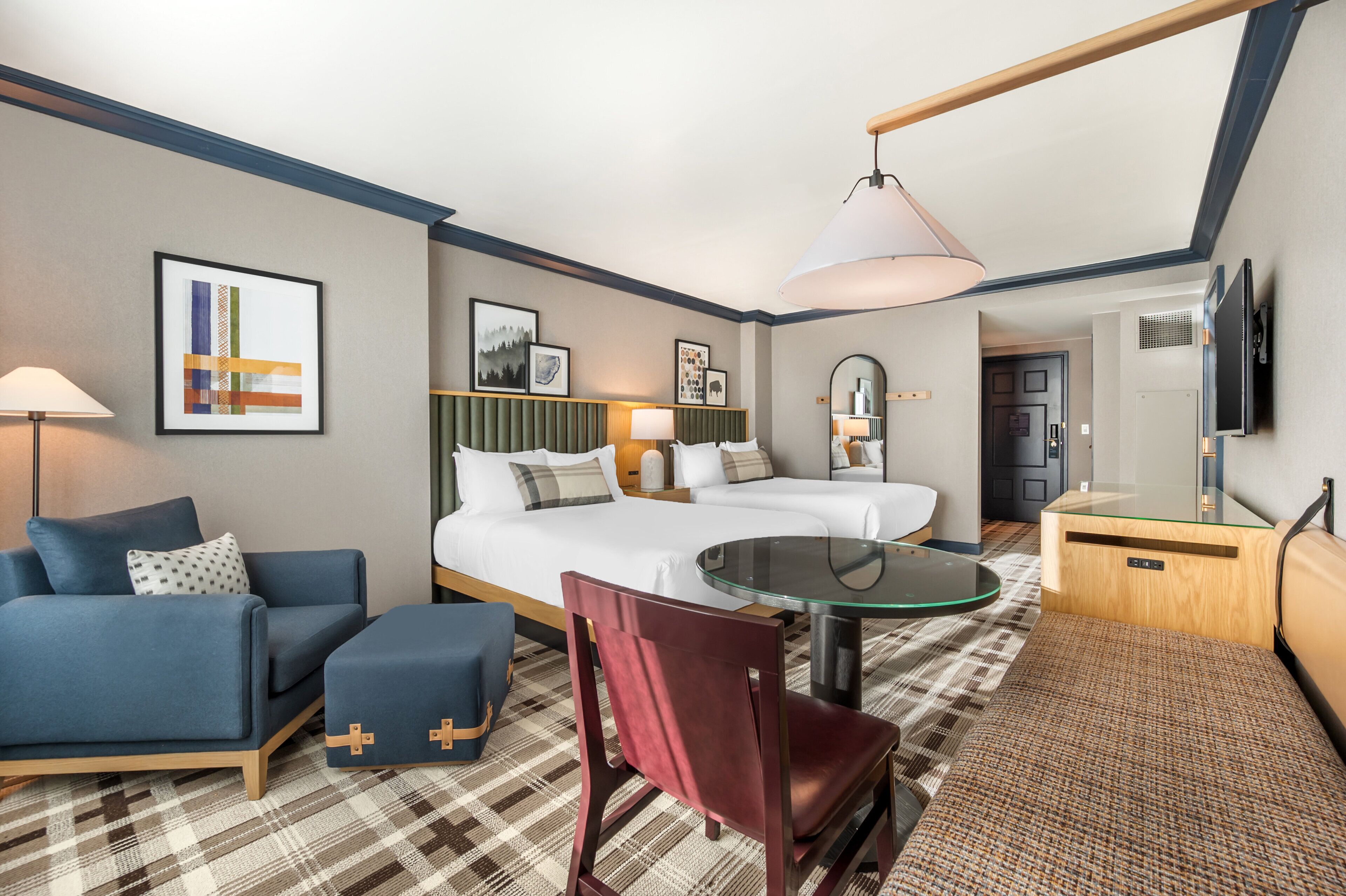 高档床上用品、客房内保险箱、办公桌、笔记本电脑工作区