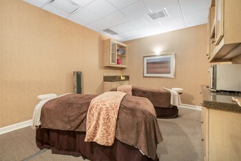 Couples treatment rooms, body treatments, aromatherapy at Omni Interlocken