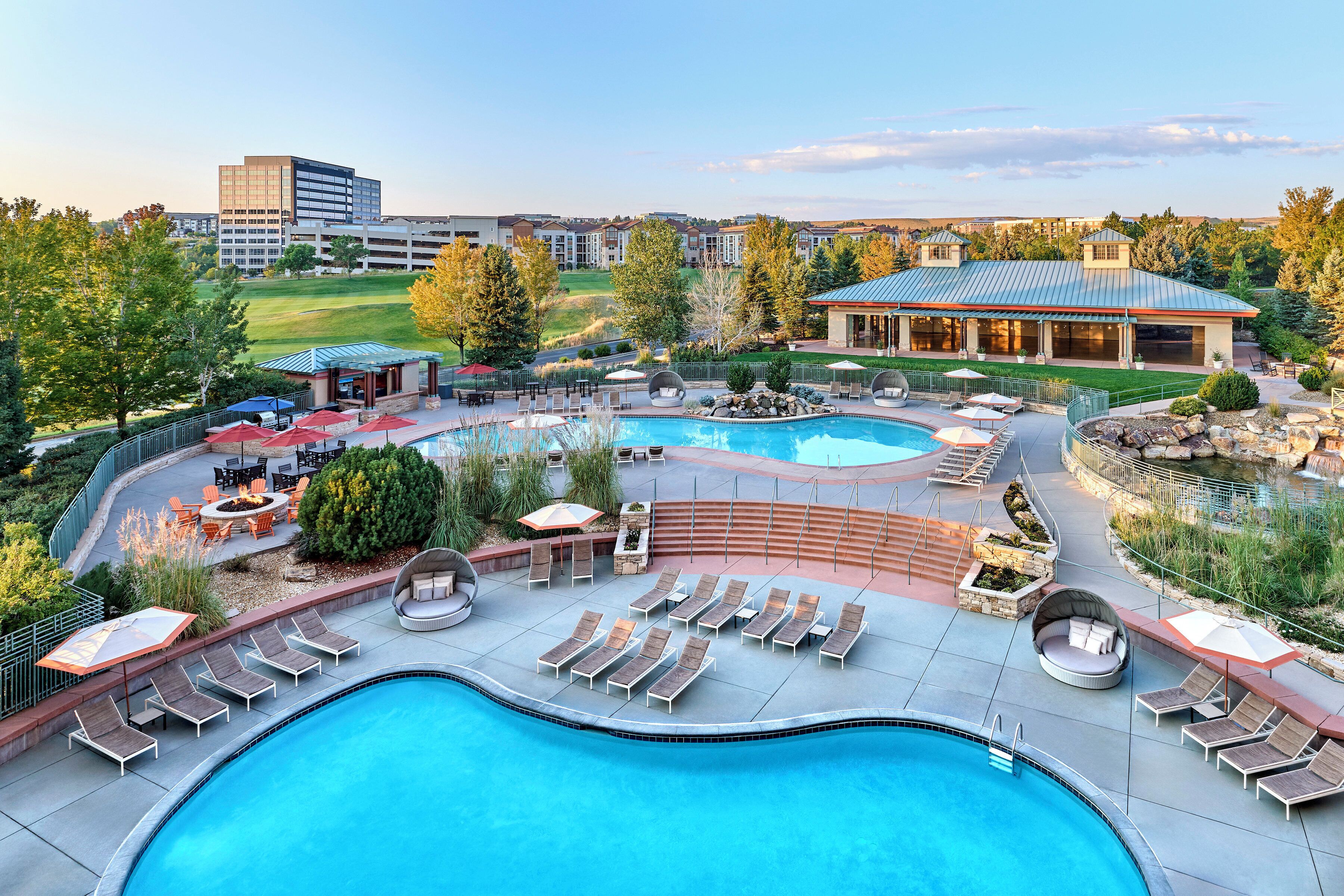 2 utomhuspooler, öppet 08.00 till 23.00, parasoller och solstolar