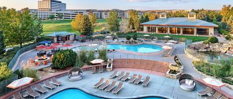 2 piscines extérieures, parasols de plage, chaises longues