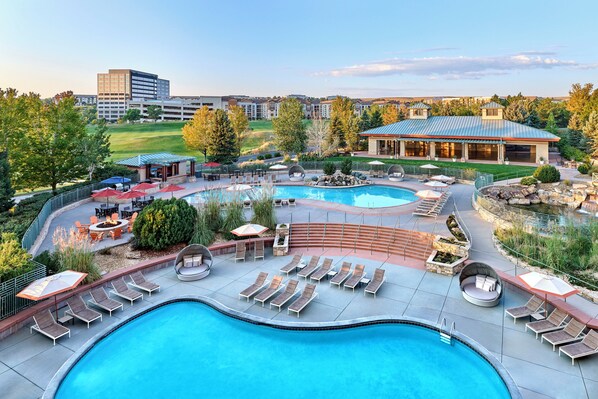 2 piscinas al aire libre, sombrillas, sillones reclinables de piscina