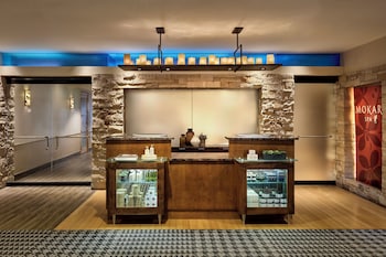 Couples treatment rooms, sauna, body treatments, aromatherapy at Omni Interlocken