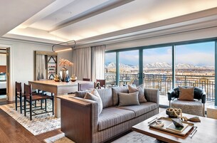 Premium bedding, in-room safe, desk, laptop workspace