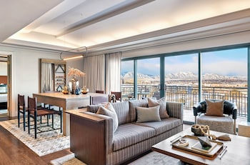 Hotel amenities such as safe, desk and work area at Omni Interlocken