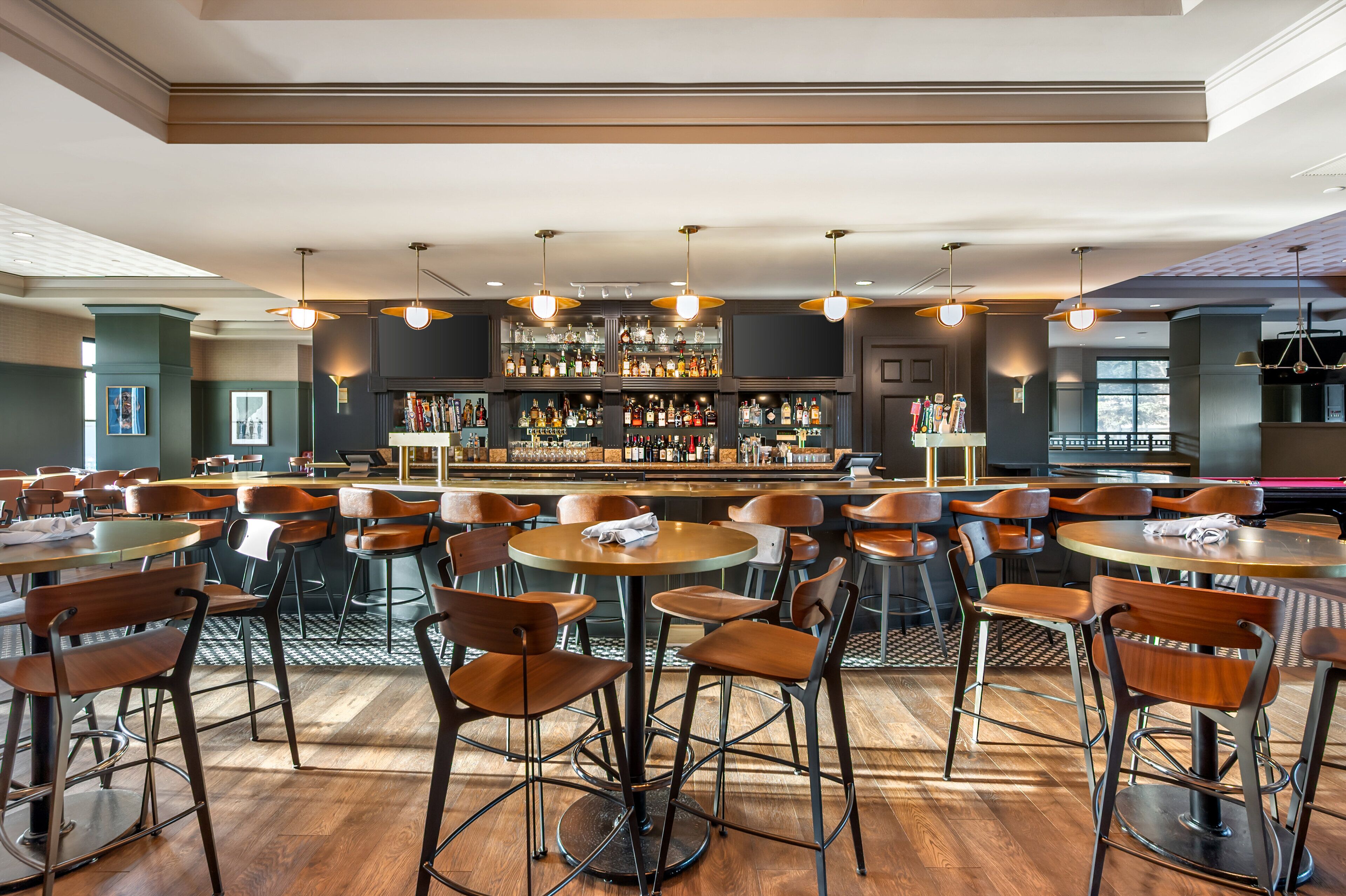 3 restaurantes; se sirve desayuno, almuerzo, cena y brunch