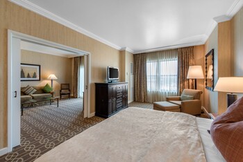Hotel amenities such as safe, desk and work area at Omni Interlocken