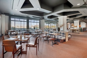 3 restaurants; breakfast, lunch, dinner, and brunch served - Omni Interlocken (Broomfield)