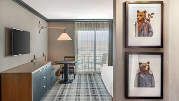 Room, 1 King Bed, Balcony, Mountain View (Spacious)