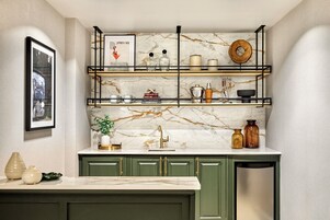 고급 침구, 객실 내 금고, 책상, 노트북 작업 공간