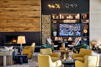 Sitting area in hotel lobby at Omni Interlocken