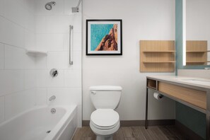 Satu Katil Raja, Larangan Merokok, Boleh Diakses | Bilik Mandi | Gabungan pancuran/tab mandi, kelengkapan dandanan diri percuma 