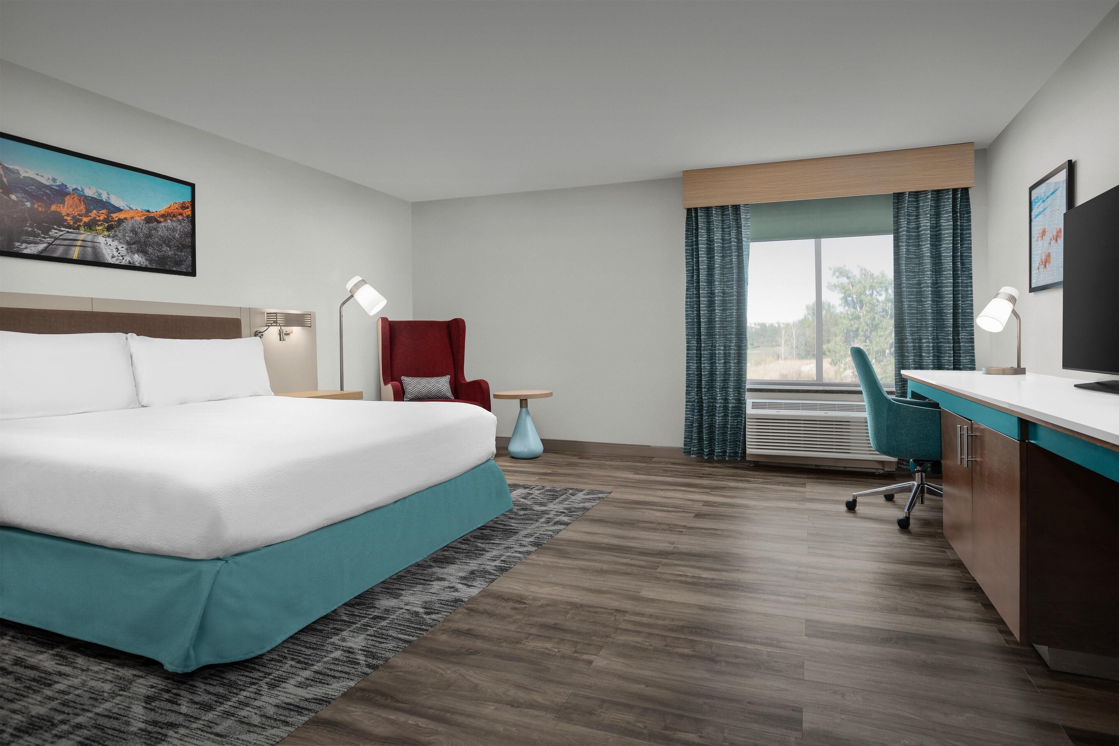 ルーム キングベッド 1 台 バリアフリー | 高級寝具、防音設備、アイロン / アイロン台、ベビーベッド (無料)