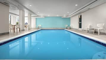 Piscina interna, espreguiçadeiras