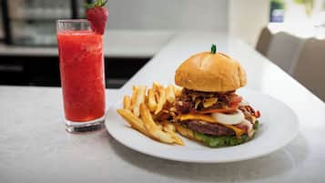 Petit déjeuner buffet (15 USD par personne)