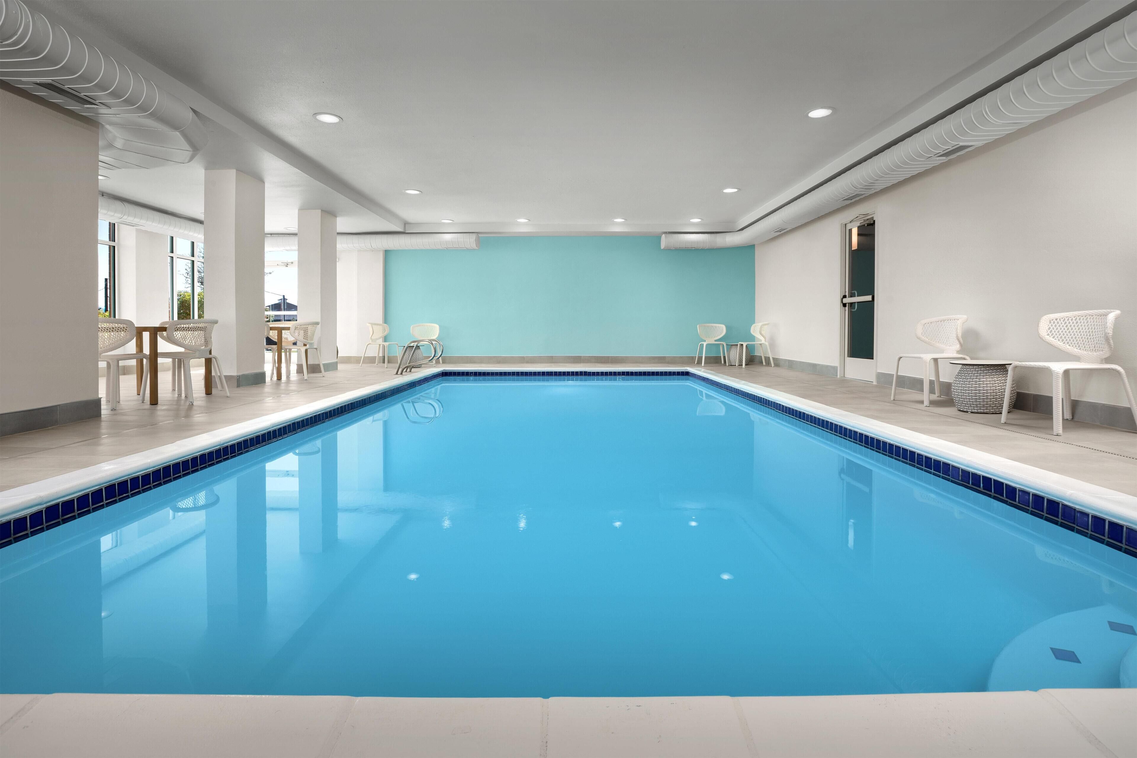 Alberca techada y camastros 