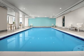 من حمّامات السباحة المغطاة، مقاعد للتشمس