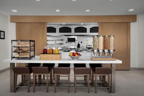 Daily buffet breakfast (USD 15 per person) - Hilton Garden Inn Colorado Springs North Air Force Academy (Colorado Springs)