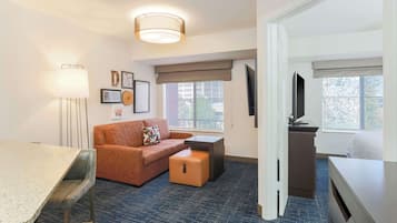 Suite, 1 Tempat Tidur King, dapur | Selimut bulu angsa, bantalan ekstra lembut, dan meja kerja