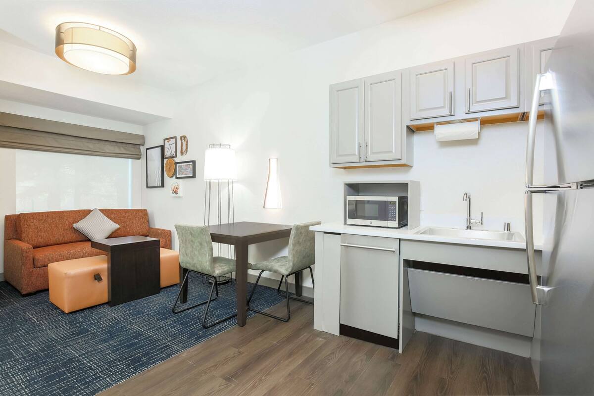 Suite Standar, 1 Tempat Tidur King dengan tempat tidur Sofa, akses difabel (Roll-In Shower) | Area keluarga | Televisi LCD 45-inci dengan saluran TV kabel, TV, dan film berbayar