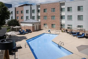 Piscina externa sazonal, funciona das 8h às 22h, guarda-sóis