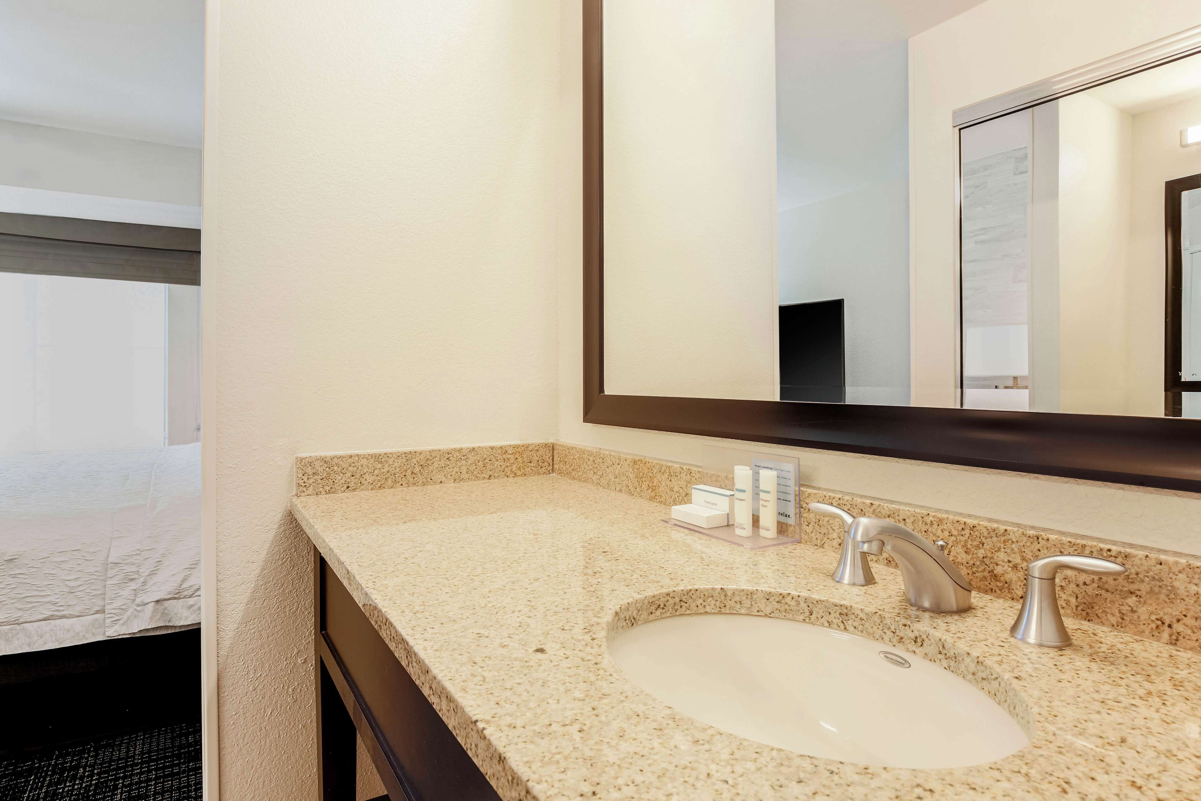 suite, 1 king bed, kitchen | bathroom | combined shower/bathtub, free toiletries, hair dryer, towels