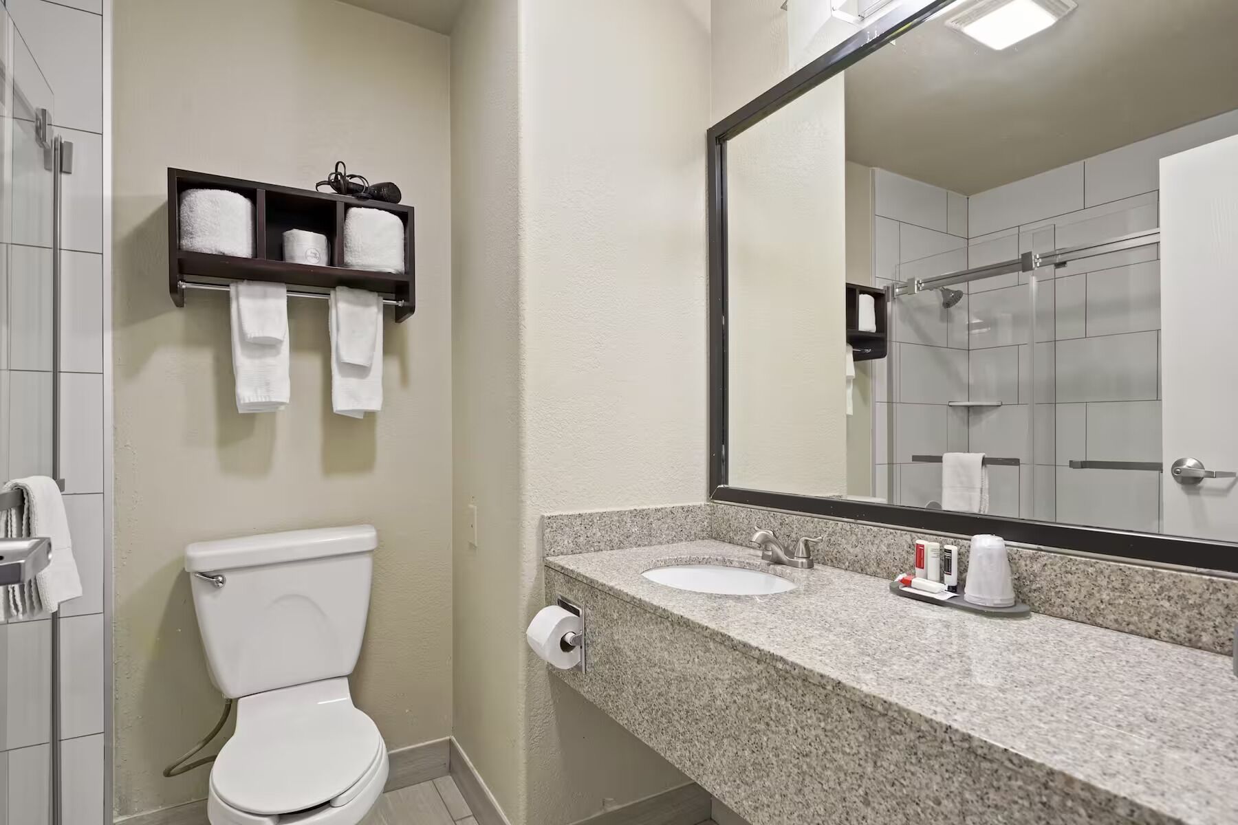 Bañera con ducha, artículos de tocador gratuitos, secador de pelo