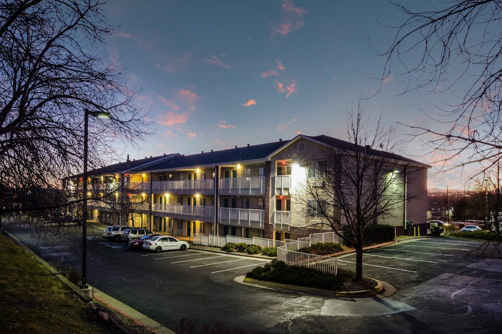 HomeTowne Studios by Red Roof Denver - Thornton