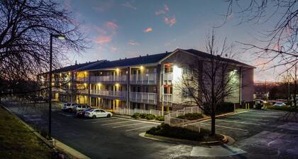 HomeTowne Studios by Red Roof Denver - Thornton