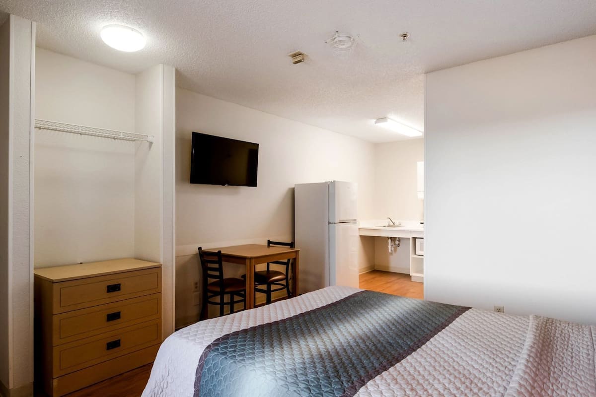 Iron/ironing board, free WiFi, bed sheets