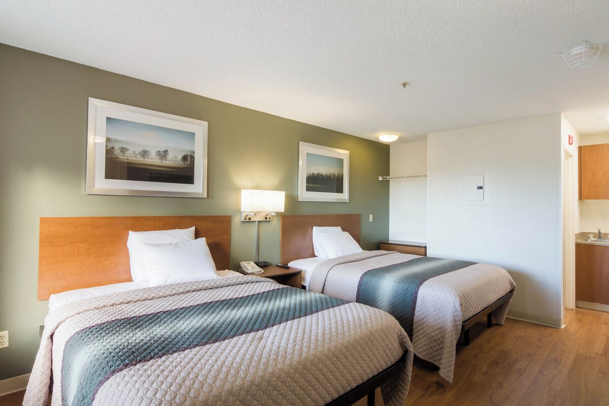 Studio, 2 Queen Beds, Non Smoking | Iron/ironing board (on request), free WiFi, bed sheets