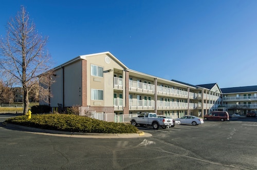 HomeTowne Studios by Red Roof Denver - Thornton