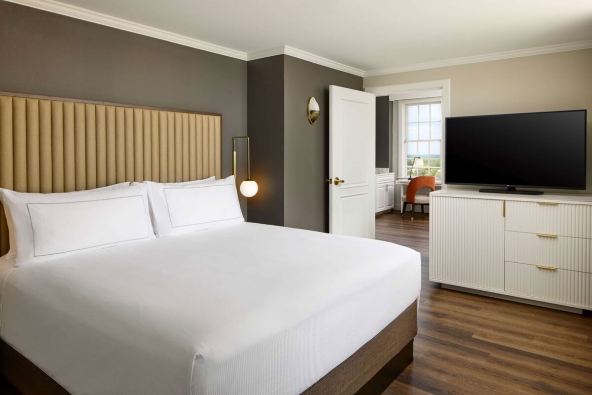 Premium bedding, in-room safe, desk, laptop workspace