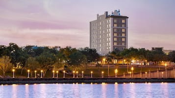 Fachada da propriedade à noite