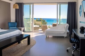 غرفة - سرير ملكي - لغير المدخنين - على المحيط (Balcony) | أغطية فراش متميزة وأسرّة بإسفنج يتكيف مع شكل الجسم وخزنة داخل الغرفة