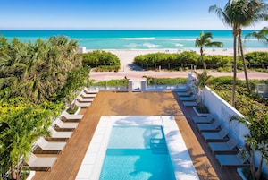Una piscina al aire libre, cabañas de piscina gratuitas, sombrillas