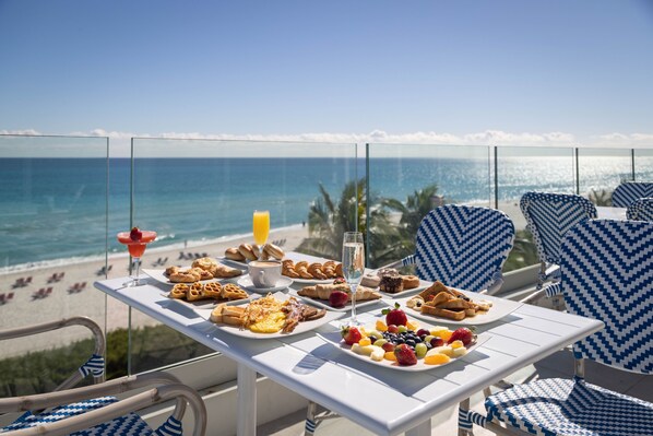 Serveert ontbijt, lunch, brunch, Mediterrane gerechten, strandzicht