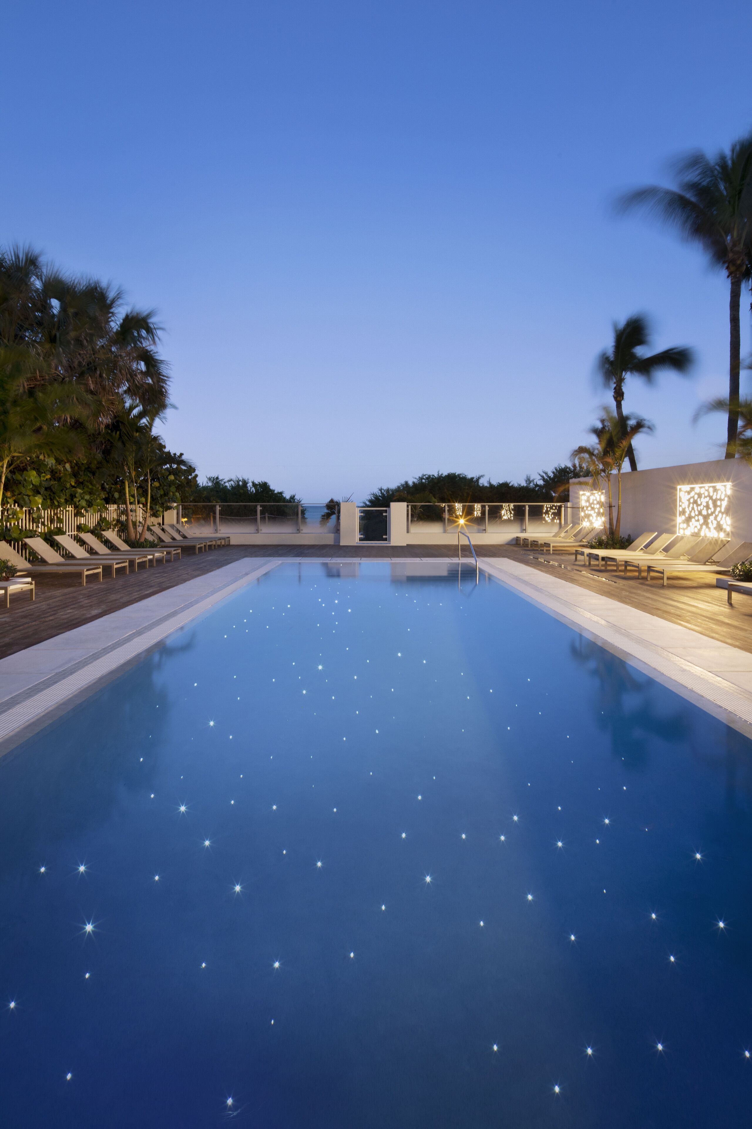 Piscina externa, funciona das 8h às 21h, barracas de cortesia
