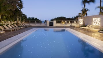 Piscina externa, funciona das 8h às 21h, barracas de cortesia