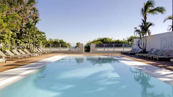 Una piscina al aire libre, cabañas de piscina gratuitas, sombrillas