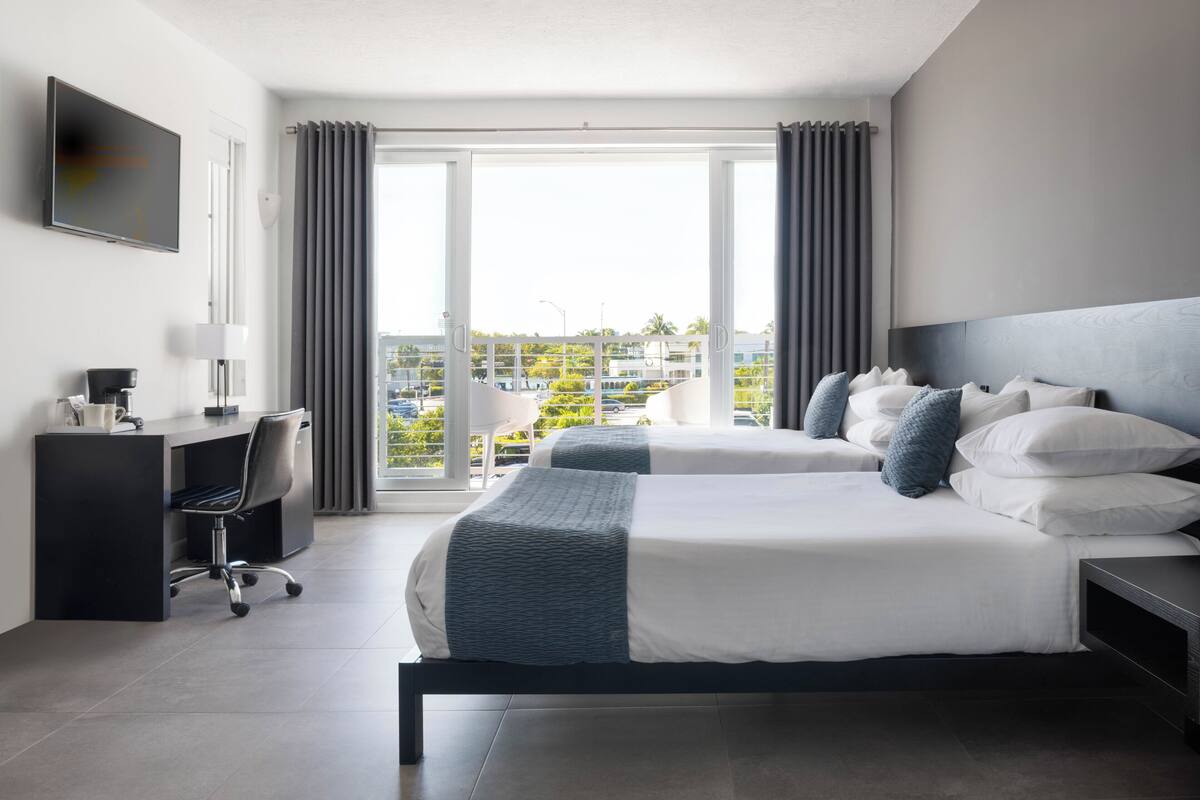 Deluxe Suite, 2 Queen Beds, Balcony, City View